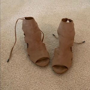 Adorable tan suede booties!